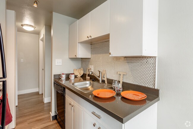2BD, 1BA - 775 SF