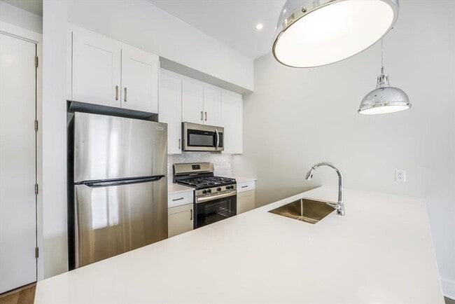 Building Photo - 667-665 Grand St Unit 204