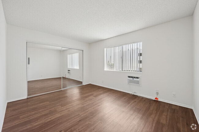 2BR, 1BA - 860SF - Primary Bedroom