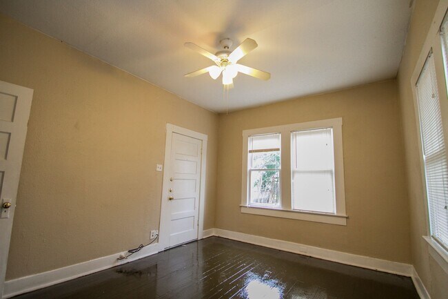 Photo - 1727 Nolan St