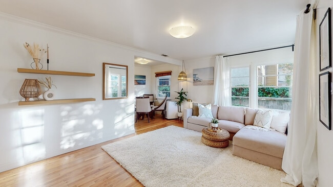 Living Room - 904 Victoria Ave Unit Bungalow