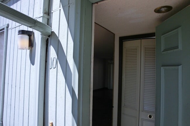 Building Photo - Great centrally located apartment!