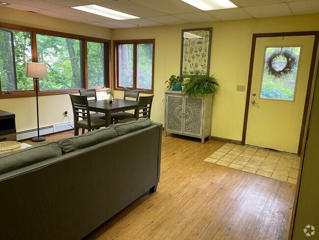 Building Photo - 145 Oakwood Rd Unit 1 FL Rental