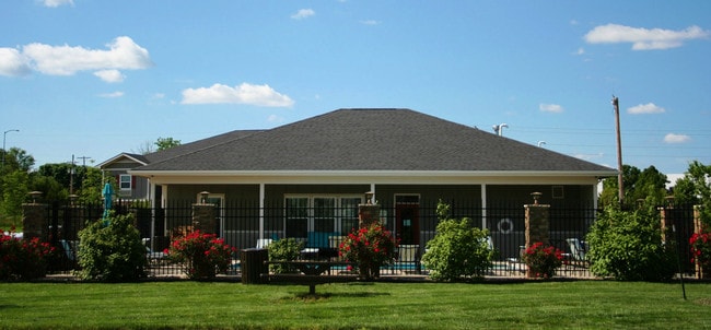 Barbecue Pit, Picnic & Pool Area - Remington Square