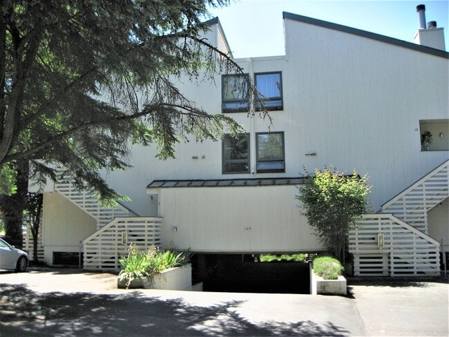 Building Photo - 1017 156th Ave NE Unit 2