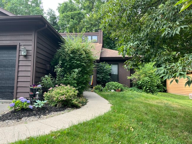 Building Photo - 2137 Versailles Village Pl