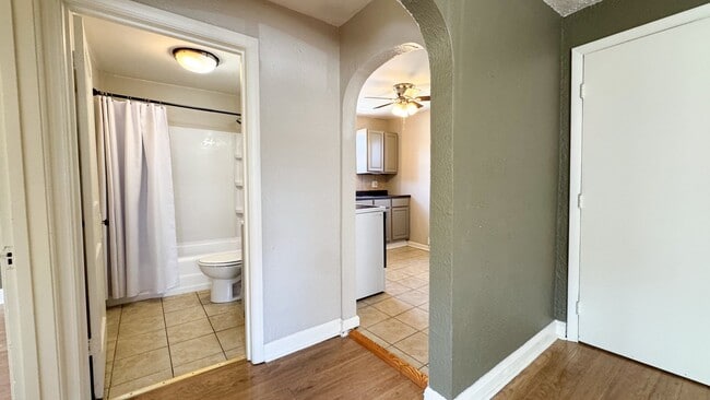 Building Photo - 321 S Walnut St