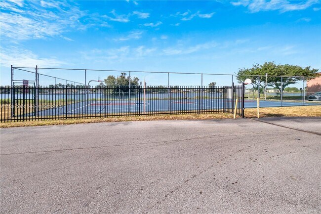 Photo - 2020 NW 119th St Unidad 1122