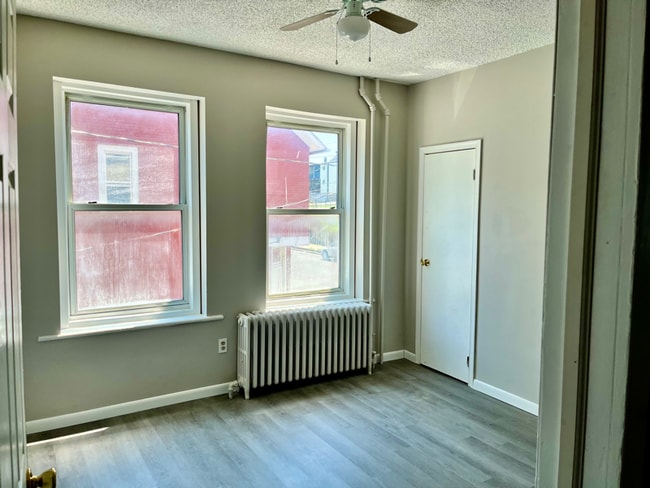 Photo - 1137 E 3rd St Unit 1