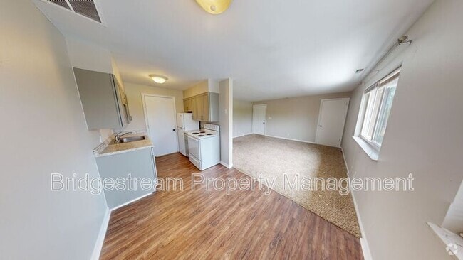 Building Photo - 92 W Franklin St Rental