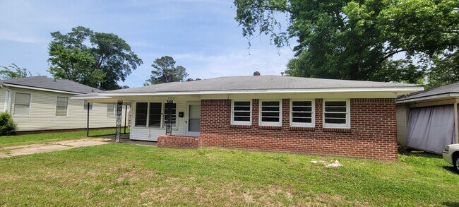 Spacious 3 bedroom/1 bath with den that ca... - Spacious 3 bedroom/1 bath with den that ca... House