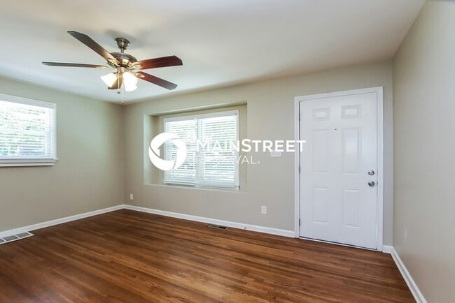 Photo - 3 Bedroom Pet-Friendly Home in Charlotte, NC with Main Street Renewal
