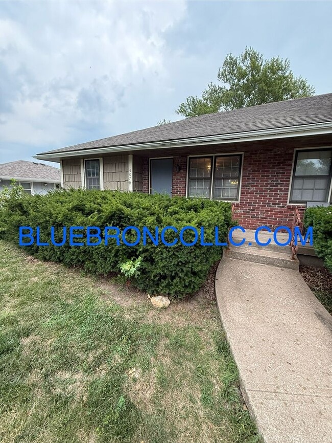 Building Photo - 1507 NE White Dr Unit B Rental