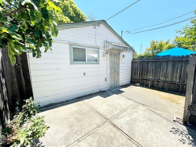 Building Photo - $1,550 Monthly, Studio apartment walking distance to down town Santa Rosa