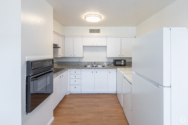 1BR, 1BA - 850SF - Kitchen