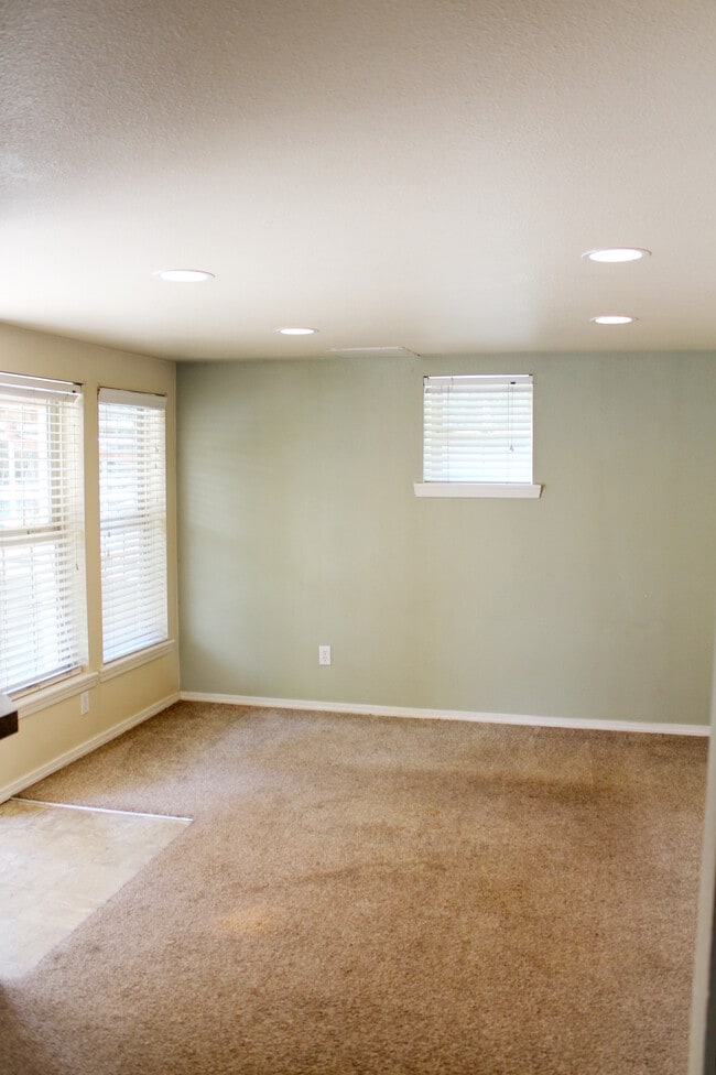 Photo - 1002 NE B St