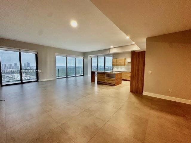 Building Photo - 16385 Biscayne Blvd Unit PH8