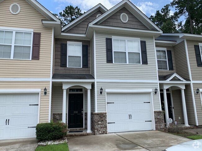 Building Photo - Beautiful town home in Summerville