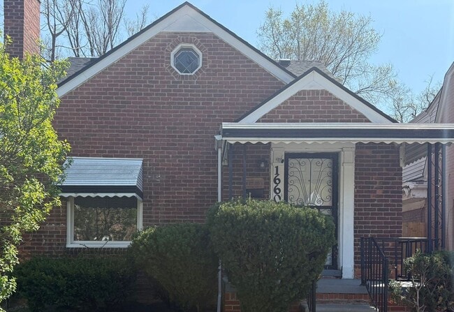 Renovated 3-Bedroom Home – We Welcome Sect... - Renovated 3-Bedroom Home – We Welcome Sect...