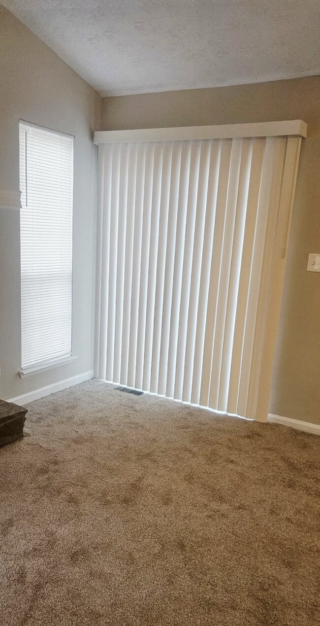 Living area - 1904 Cades Cv