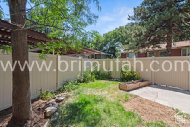 2572 E Canterbury Ln