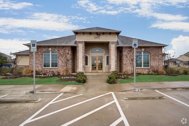 Building Photo - Majors Place Unit B1-990 Sq. Ft. 2x2 Rental