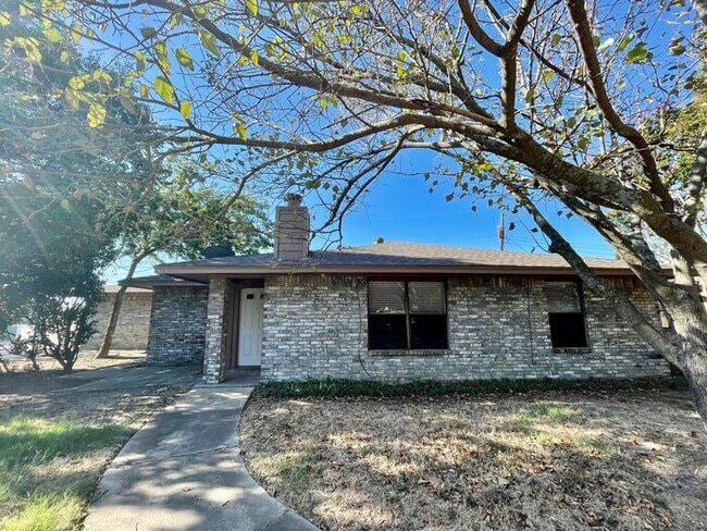 Available Now- 3/2 1 car garage 1 block fr... - Available Now- 3/2 1 car garage 1 block fr...