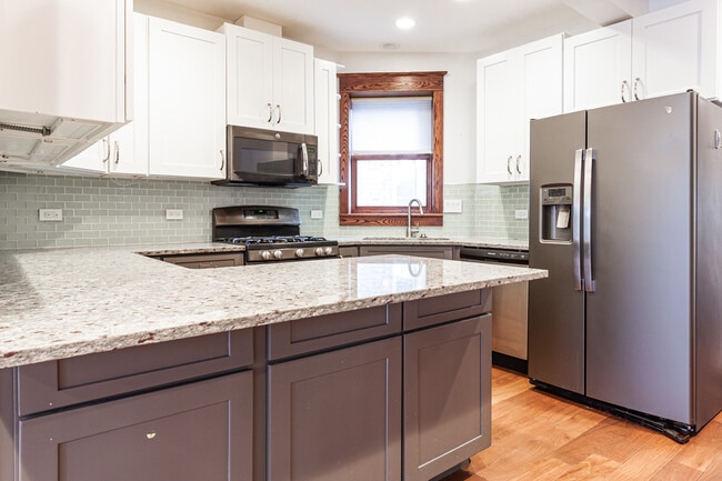 Building Photo - 1019 W Oakdale Ave Unit 1