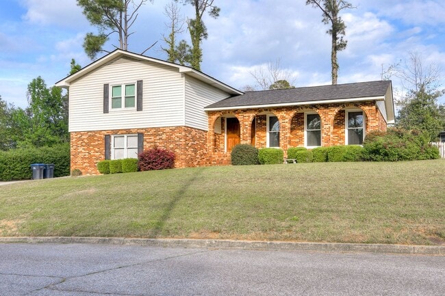 Photo - Great Location 4 Bedroom