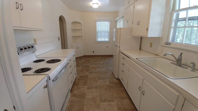 Photo - 460 SW State St