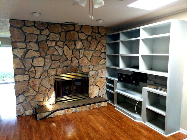 Photo - 1533 Woodgate Way