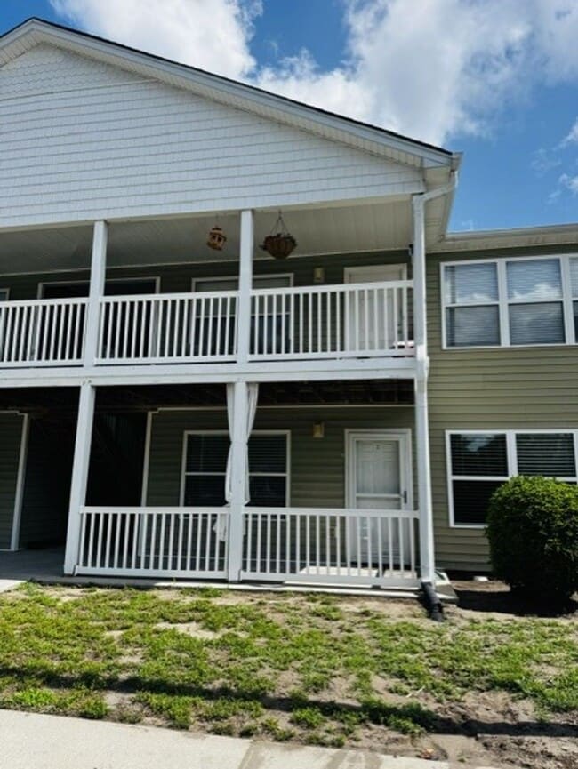 Building Photo - 2 bedroom 2 bath condo located close to beaches, shopping and restaurants Unit CB5610-2