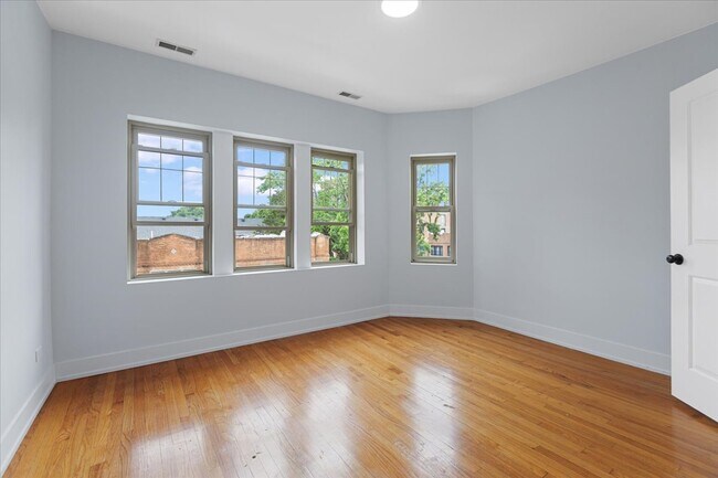 Building Photo - 4057 N Spaulding-3 Unit 3 Rental