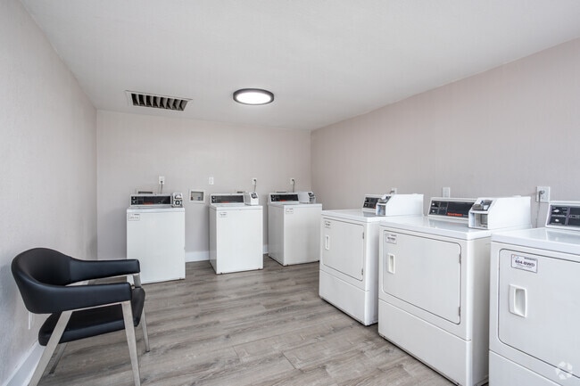 Laundry facility - Holly Park Square Apartments