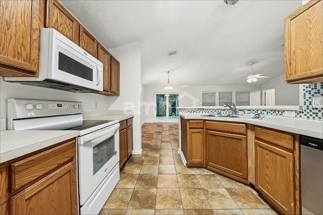 Photo - 577 Lady Lake Rd W