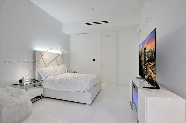 Photo - 300 Biscayne Boulevard Way