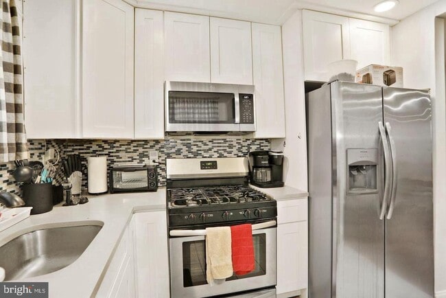 Building Photo - 2031 S Beechwood St Rental