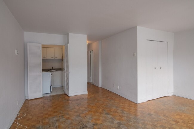Building Photo - 1 Chem. de la Côte-Sainte-Catherine Unit 502