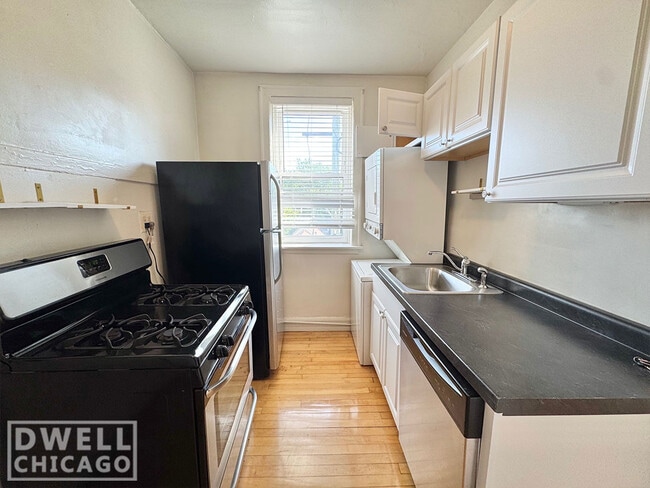 Building Photo - 1421 W Hutchinson St Unit 1