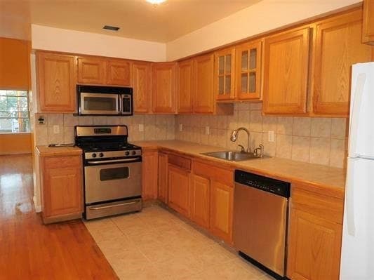 Building Photo - 27 Jewett Ave Unit 2