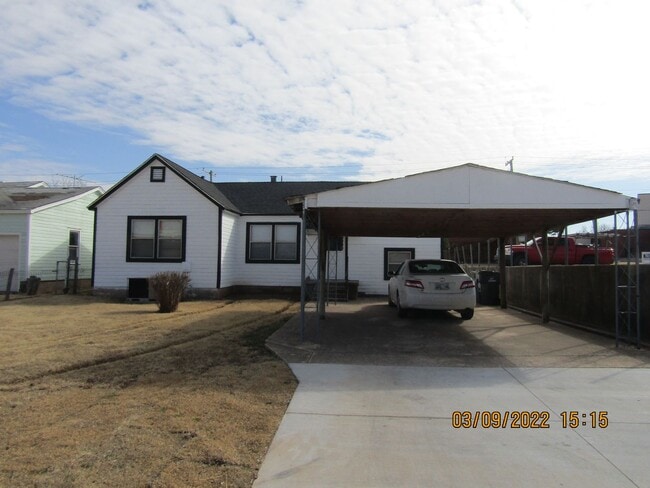Building Photo - centrally located, pets negotiable with ow... Rental