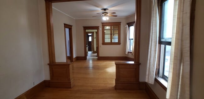 Living room w/full dining area - 1014 17th Ave SE Unit 1