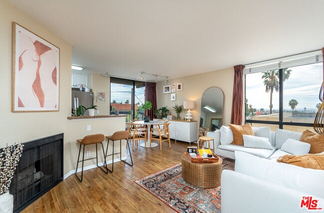 Building Photo - 7320 Hawthorn Ave Unit 121 Rental
