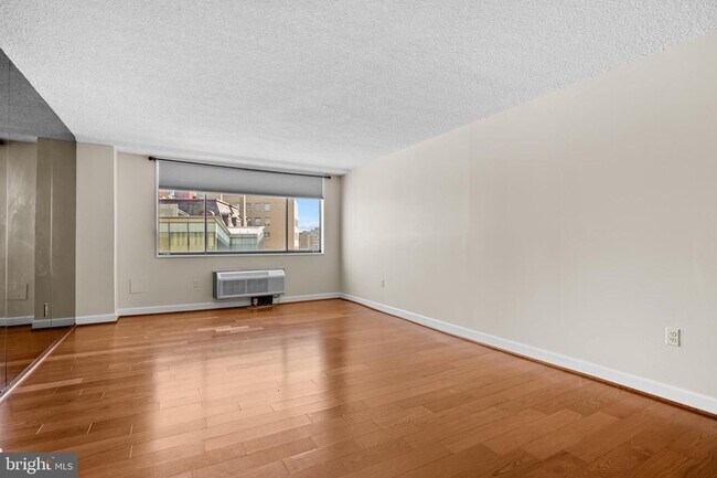 Photo - 1325 18th St NW Unidad 706
