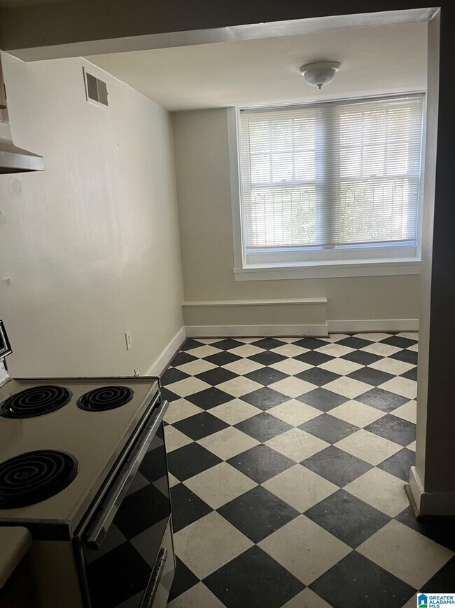 Photo - 905 40th St S