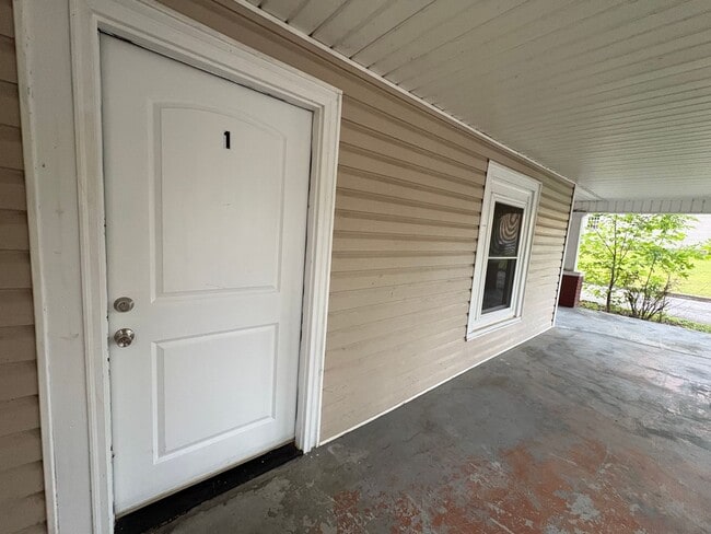 Building Photo - Etowah 37331 - Now available, 2-bedroom, 1-bath apartment conveniently located in Etowah! - Conta...