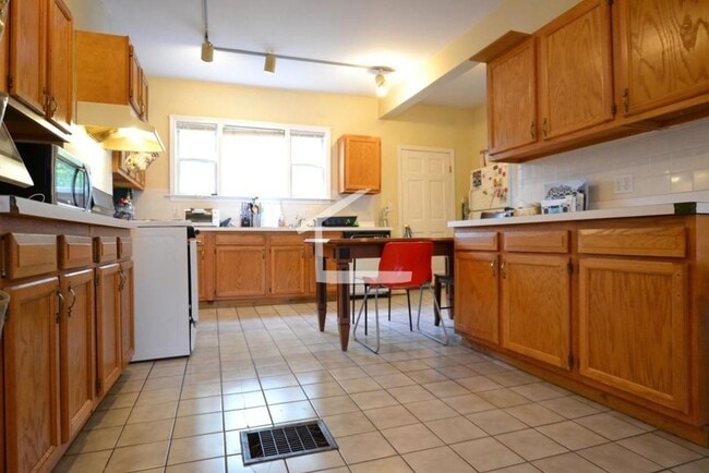 Photo - Spacious 4 bed 2 bath in Brighton.....