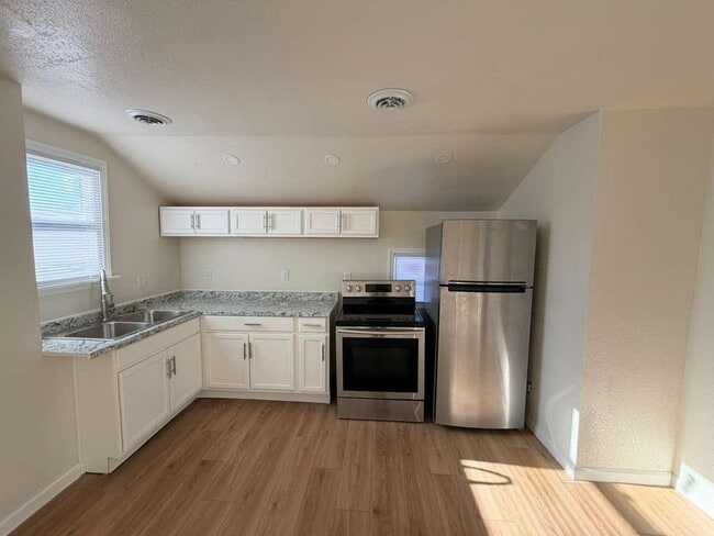 Photo - 653A W Bruce St - EKO Homes | Fully Renovated 2 bedroom Unit for Rent