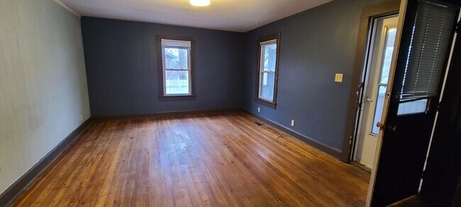 Photo - 208 E Grimes Ln