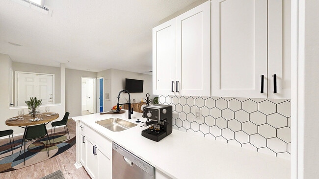 Cocina y comedor - The 1800 at Barrett Lakes Apartments
